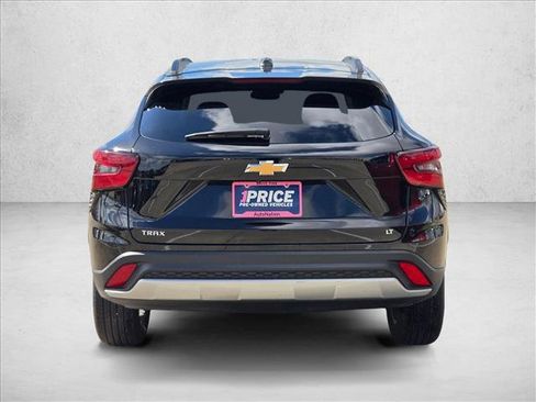 Used 2025 Chevrolet Trax LT w/ LT Convenience Package image 6