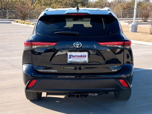 Used 2023 Toyota Highlander XLE image 7