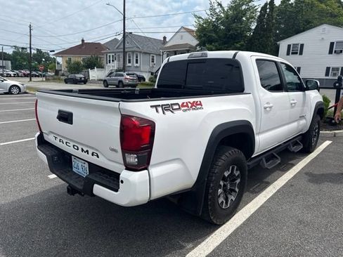 Used 2018 Toyota Tacoma TRD Off-Road w/ Technology Package AWD/4WD image 4