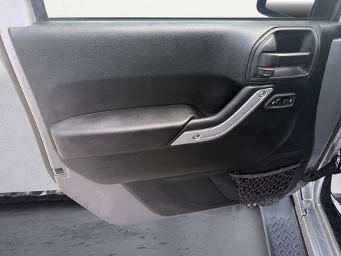 Used 2018 Jeep Wrangler Unlimited Sahara w/ Connectivity Group image 18