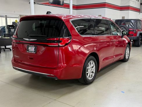 Used 2025 Chrysler Pacifica Select FWD image 2