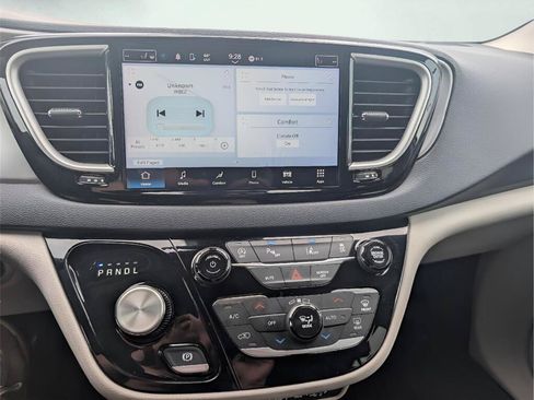 Used 2023 Chrysler Pacifica Touring-L FWD image 21