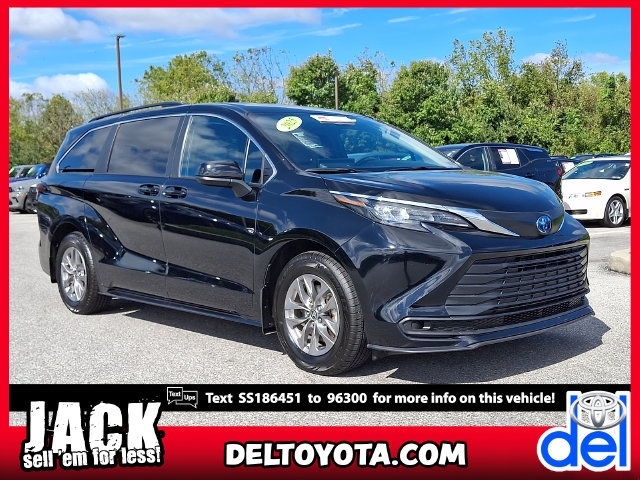 Certified 2025 Toyota Sienna LE AWD/4WD image 1
