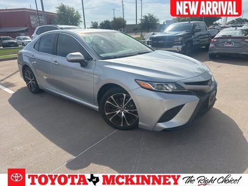 Used 2020 Toyota Camry SE FWD image 1