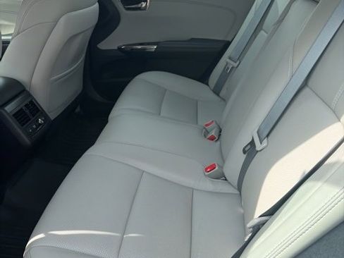 Used 2018 Toyota Avalon Limited image 3