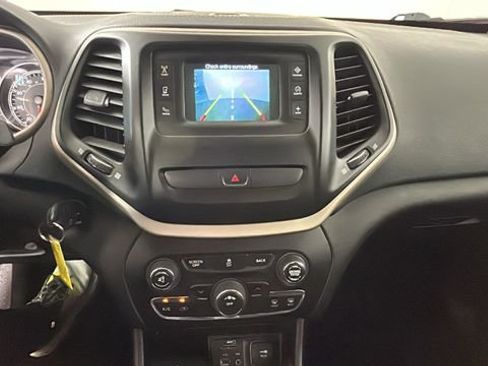 Used 2016 Jeep Cherokee Latitude w/ Cold Weather Group AWD/4WD image 24