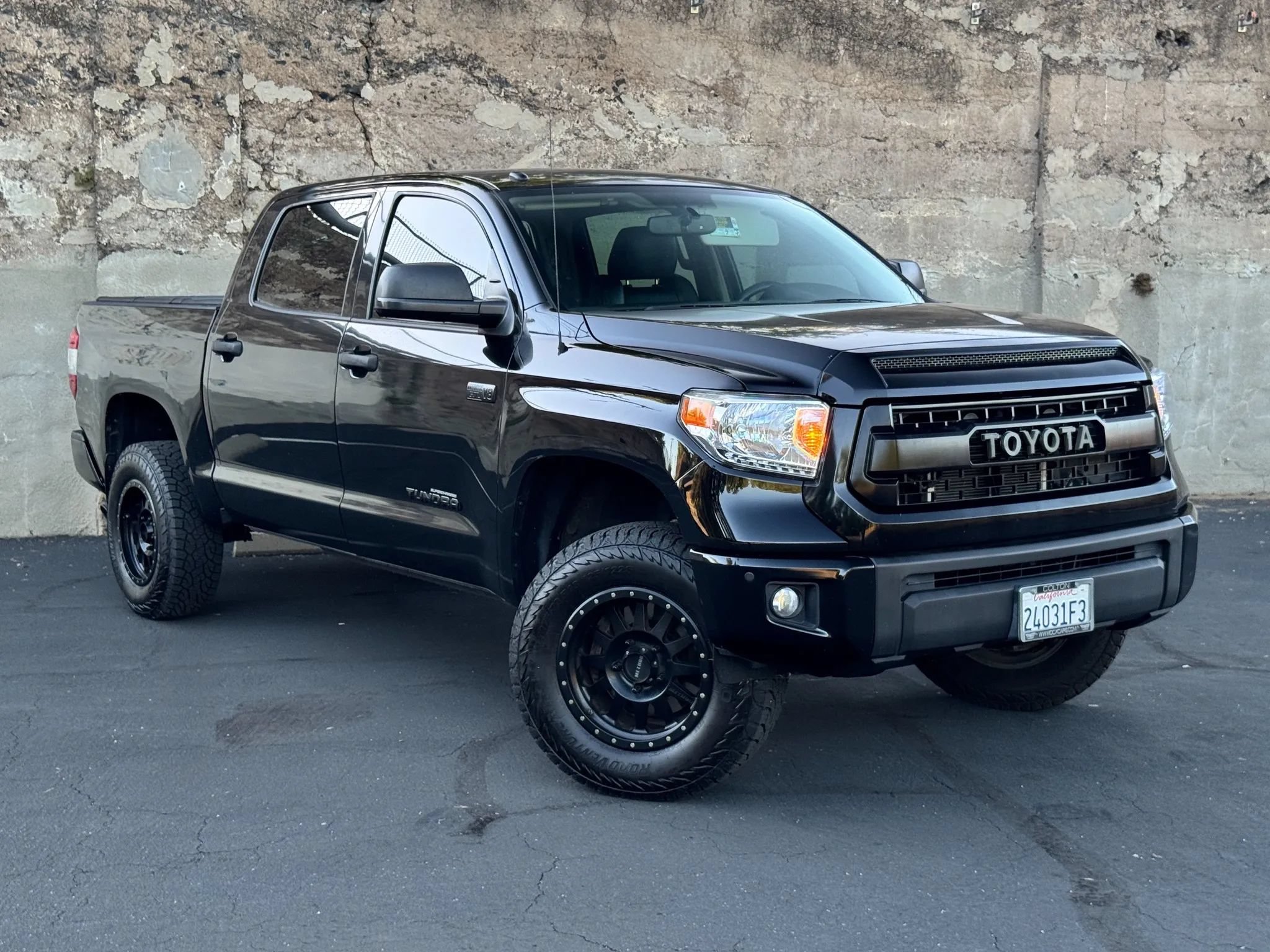 Used 2017 Toyota Tundra Limited w/ Limited Premium Package RWD image 4