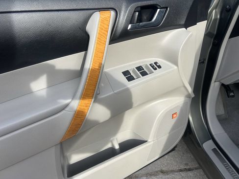 Used 2010 Toyota Highlander Limited image 15