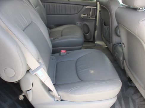 Used 2009 Toyota Sienna XLE image 17