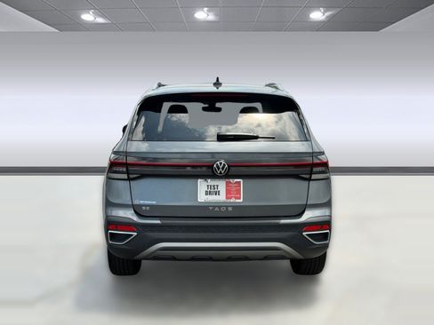 Used 2025 Volkswagen Taos SE FWD image 10
