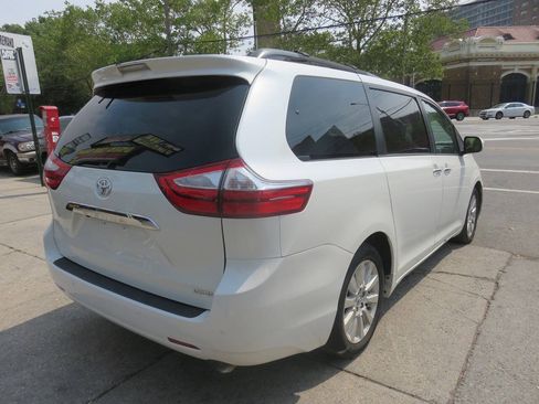 Used 2016 Toyota Sienna Limited Premium FWD image 4