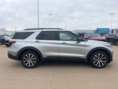 Used 2020 Ford Explorer ST image 2