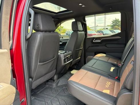 Used 2024 Chevrolet Silverado 1500 High Country w/ High Country Premium Package AWD/4WD image 18