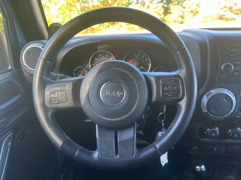 Used 2014 Jeep Wrangler Unlimited Rubicon image 18