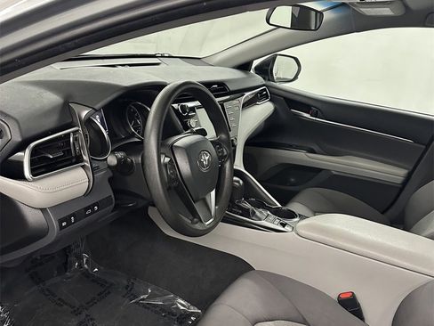 Used 2018 Toyota Camry LE image 10