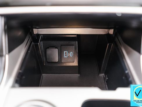 Used 2020 Ford Explorer XLT image 17