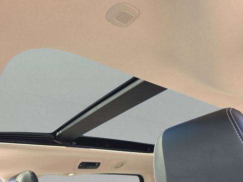 Used 2023 Chrysler Pacifica Limited w/ Uconnect Theater Family Group image 13