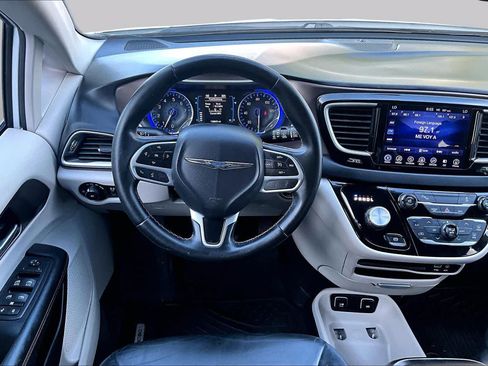 Used 2017 Chrysler Pacifica Touring-L FWD image 6
