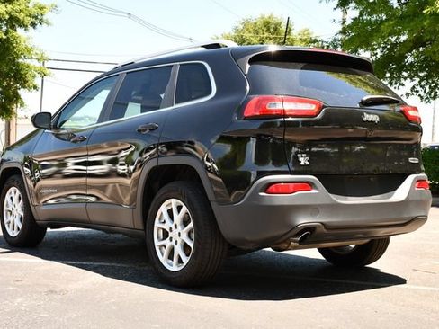 Used 2017 Jeep Cherokee Latitude w/ Cold Weather Group FWD image 5