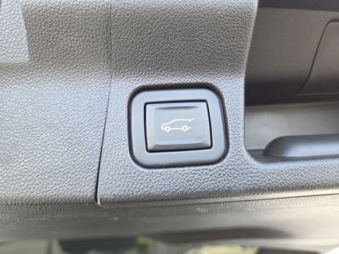 Used 2023 GMC Acadia SLE w/ Driver Convenience Package FWD image 18