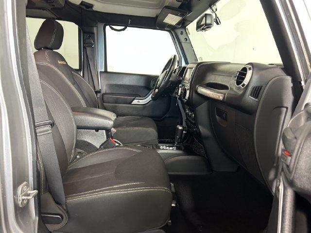 Used 2015 Jeep Wrangler Unlimited Sahara w/ Connectivity Group AWD/4WD image 27