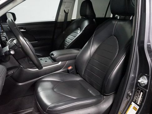 Used 2022 Toyota Highlander XLE FWD image 6