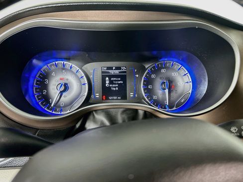 Used 2018 Chrysler Pacifica Touring-L FWD image 19