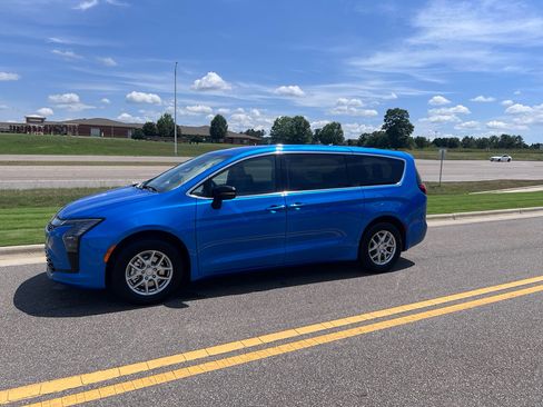 New 2027 Chrysler Pacifica Select w/ Family Tech Group FWD image 9
