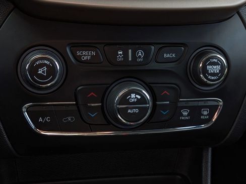 Used 2017 Jeep Cherokee Limited image 22