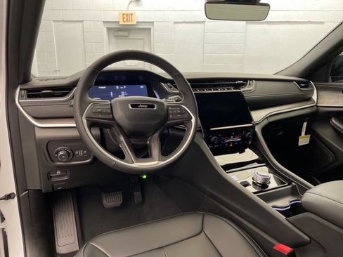 New 2025 Jeep Grand Cherokee Limited AWD/4WD image 9