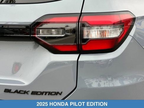 Certified 2025 Honda Pilot Black Edition image 32