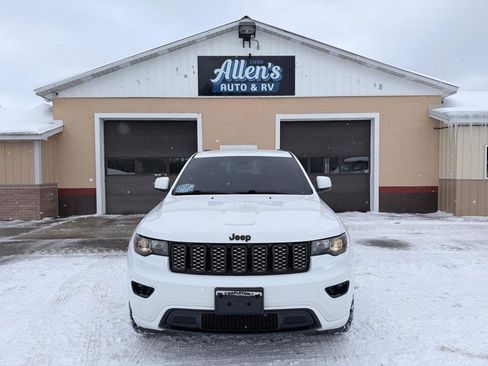 Used 2019 Jeep Grand Cherokee Altitude image 2