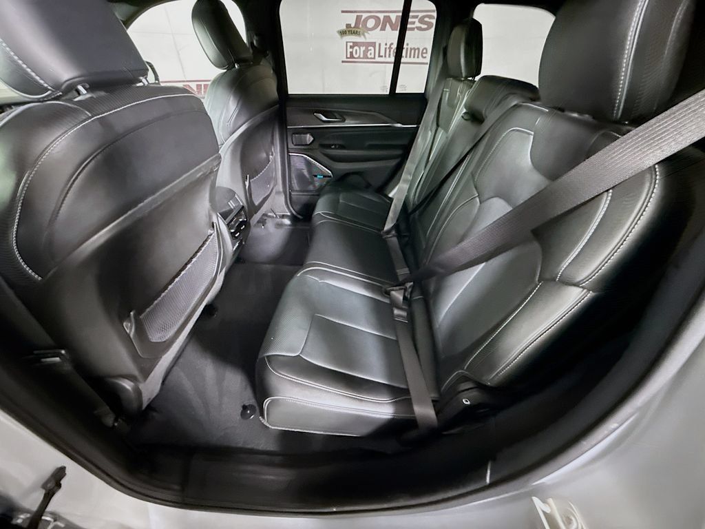 Used 2023 Jeep Grand Cherokee Overland AWD/4WD image 28