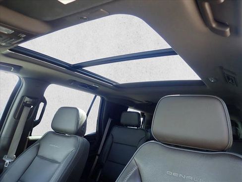 Used 2021 GMC Yukon Denali w/ Denali Premium Package image 13