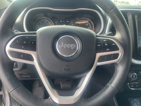 Used 2018 Jeep Cherokee Latitude Plus FWD image 22
