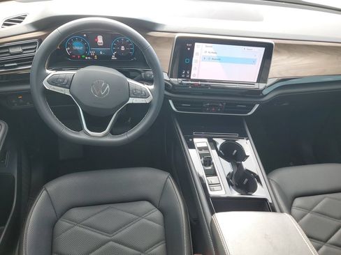 Certified 2024 Volkswagen Atlas SE w/ Panoramic Sunroof Package FWD image 3
