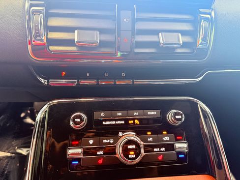 Used 2018 Lincoln Navigator Select w/ Technology Package RWD image 12