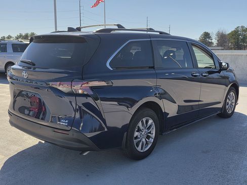 Used 2024 Toyota Sienna XLE image 5