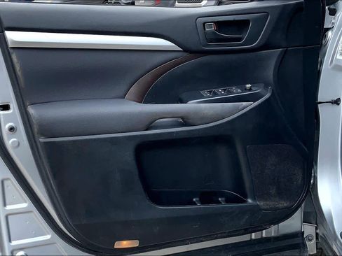 Used 2015 Toyota Highlander LE image 21