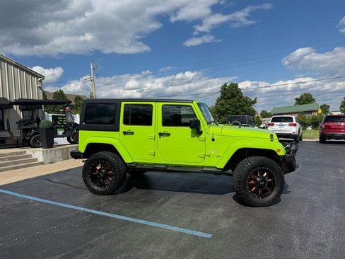 Used 2012 Jeep Wrangler Unlimited Sahara w/ Connectivity Group AWD/4WD image 2