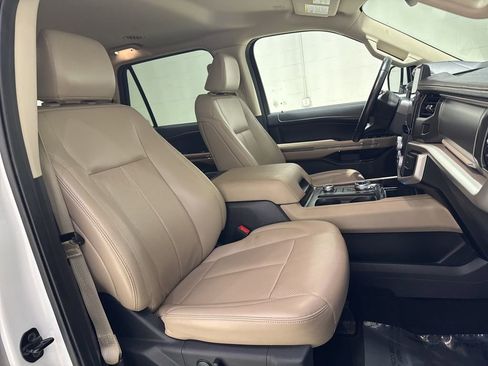 Used 2024 Ford Expedition Max XLT image 32