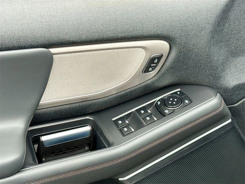 Used 2025 Ford Expedition Active image 28