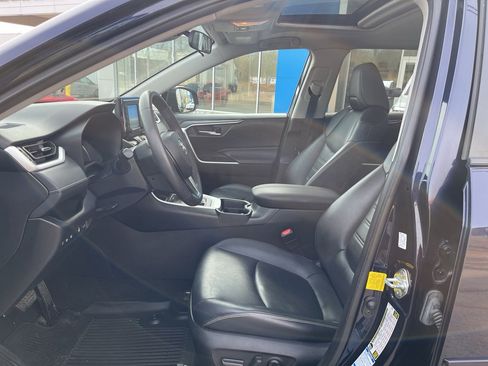 Used 2020 Toyota RAV4 XLE Premium image 4