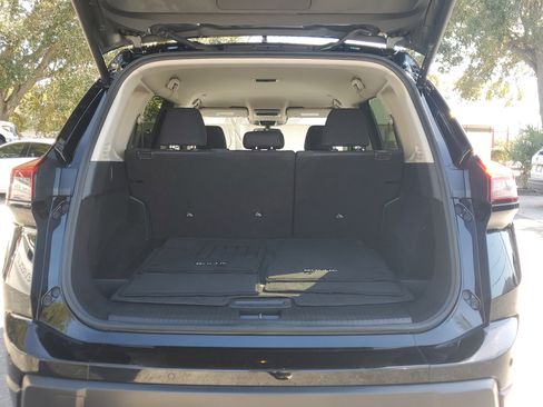 Used 2024 Nissan Rogue SV image 9