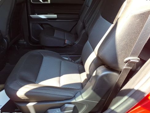 Used 2023 Ford Explorer XLT AWD/4WD image 7
