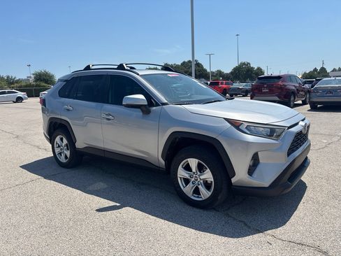 Used 2019 Toyota RAV4 XLE w/ Convenience Package FWD image 3
