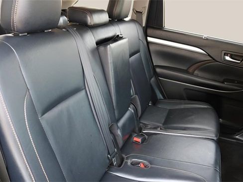 Used 2018 Toyota Highlander XLE image 19