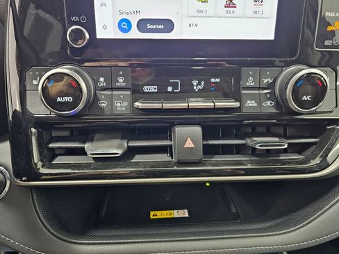 Used 2023 Toyota Highlander XLE image 20