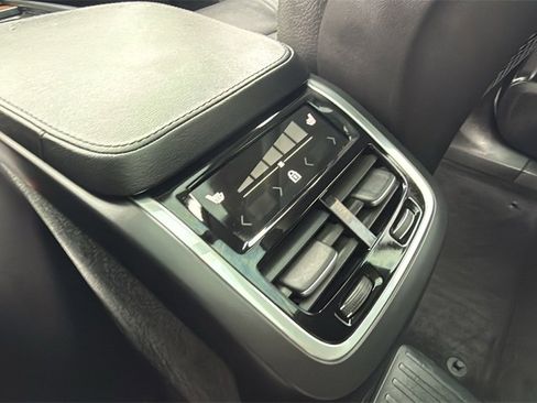 Certified 2024 Volvo XC90 T8 Plus w/ Protection Package Premier image 27