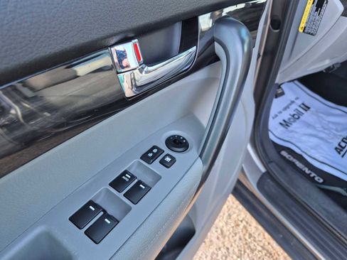 Used 2013 Kia Sorento LX w/ Convenience Pkg image 12